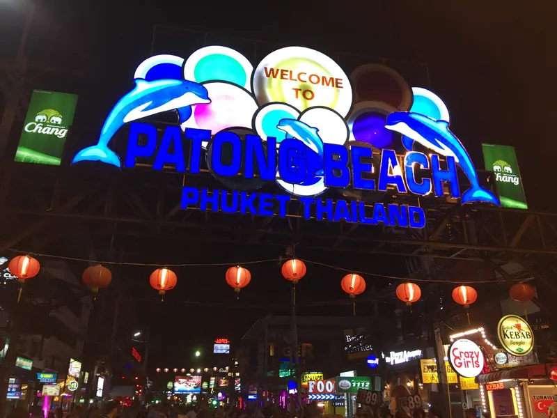 Eingangsportal der Bangla Road, der Vergnügungsmeile von Patong Beach auf Phuket