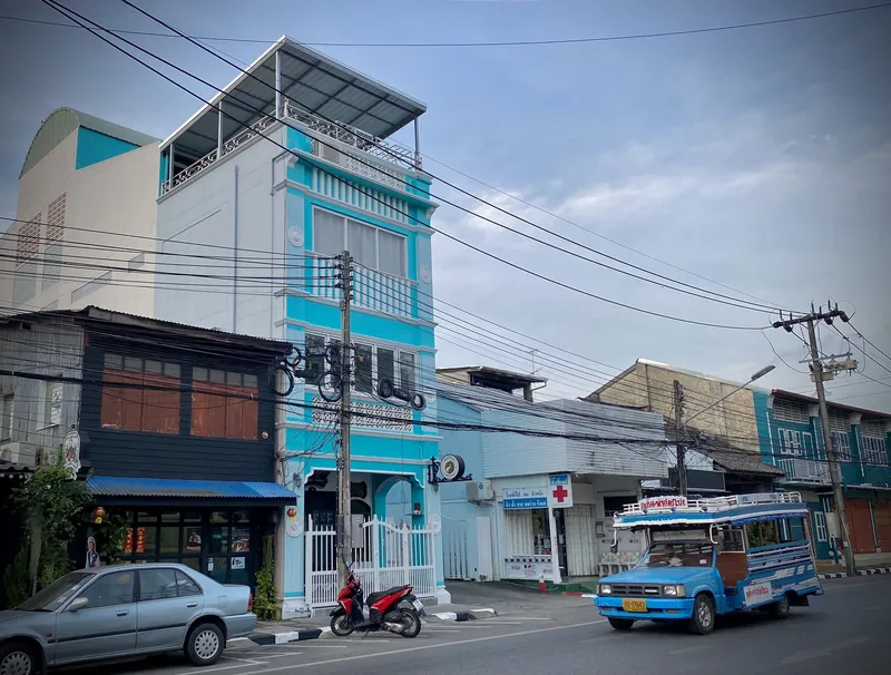Blauer Songthaew-Sammelbus in einer Straße von Phuket Town