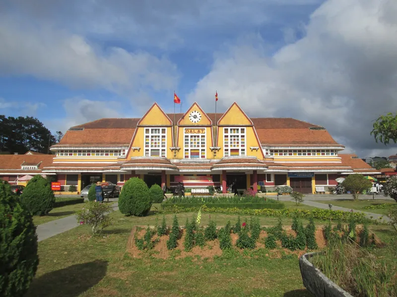 Bahnhof von Da Lat, 1938 in französischer Art-déco-Architektur erbaut
