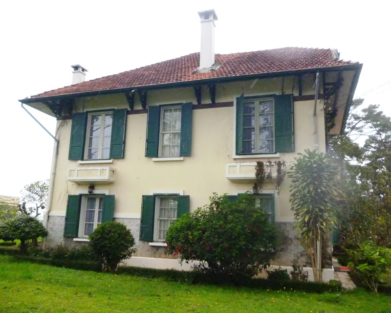 Villa aus der französischen Kolonialzeit mit Fensterläden und Kaminen in Da Lat