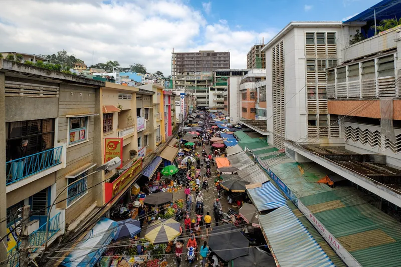 Blick über die Marktgasse des Cho Da Lat mit Ständen unter Planen
