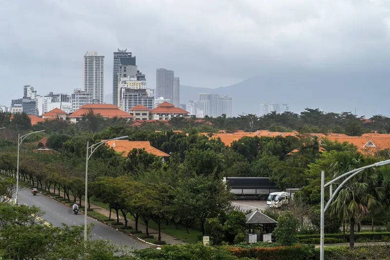 Hochhäuser der Innenstadt von Da Nang hinter niedrigen Ziegeldachbauten