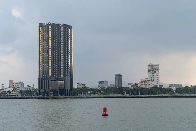 Neuer Wohnturm und Uferpromenade am Han-Fluss in Da Nang
