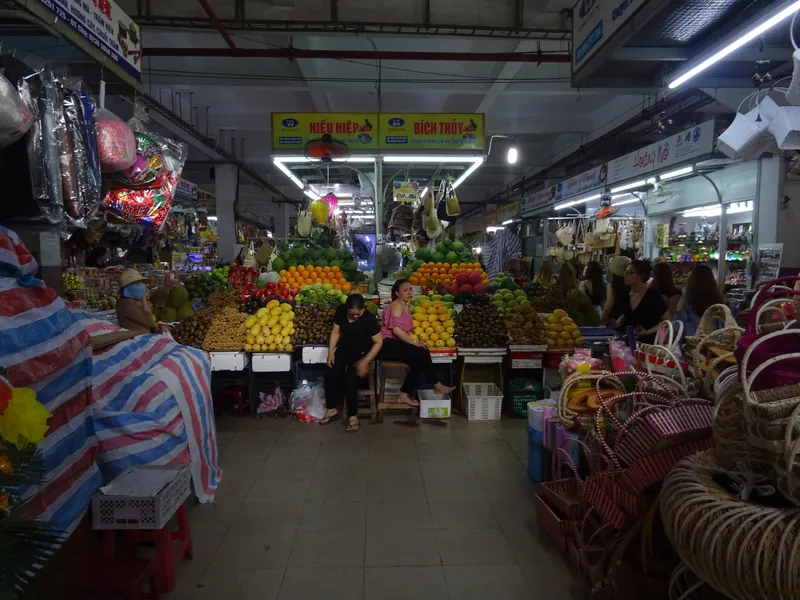 Obststände in der überdachten Markthalle Cho Han (Han-Markt) in Da Nang