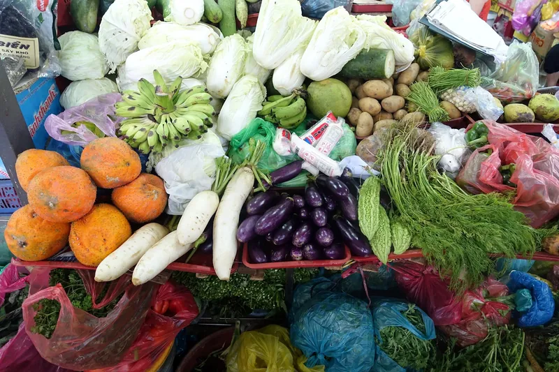 Auslage mit Kohl, Rettich, Auberginen und Bittermelonen an einem Stand im Han-Markt in Da Nang