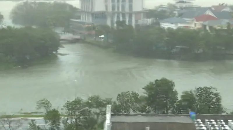 Überflutete Straßen und Grundstücke in Da Nang während des Taifuns Noru (Taifun- und Hochwassersaison September bis November)