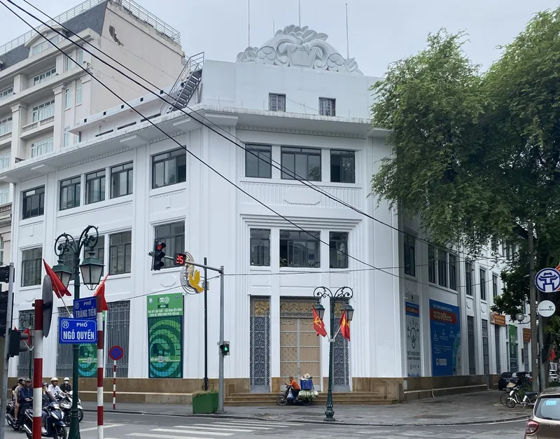 Ehemaliges Gebäude der Banque Franco-Chinoise an der Ecke Trang Tien und Ngo Quyen in Hanoi