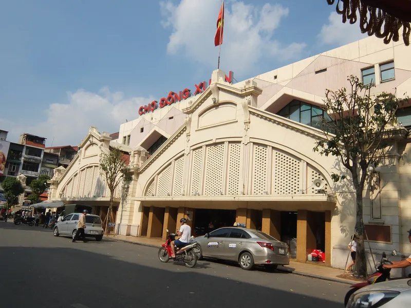 Fassade der Markthalle Cho Dong Xuan in der Altstadt von Hanoi