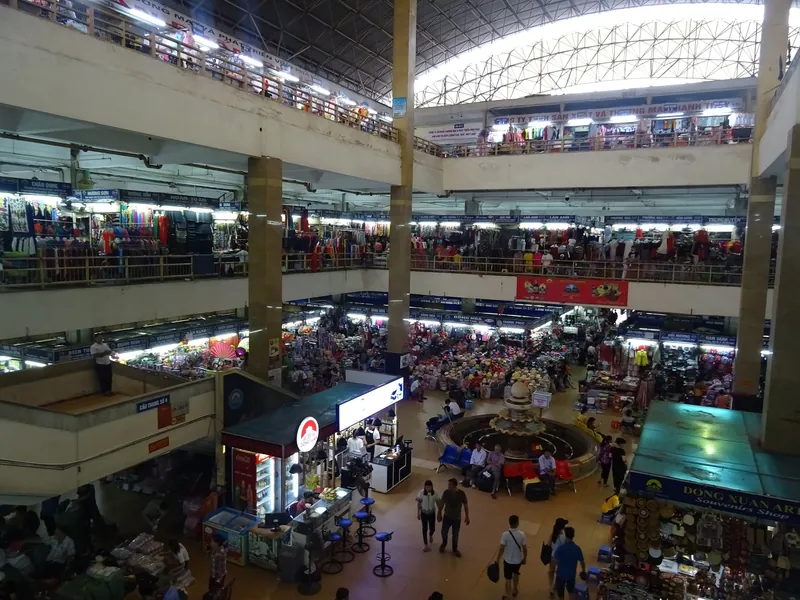 Verkaufsebenen im Inneren des Dong-Xuan-Markts in Hanoi