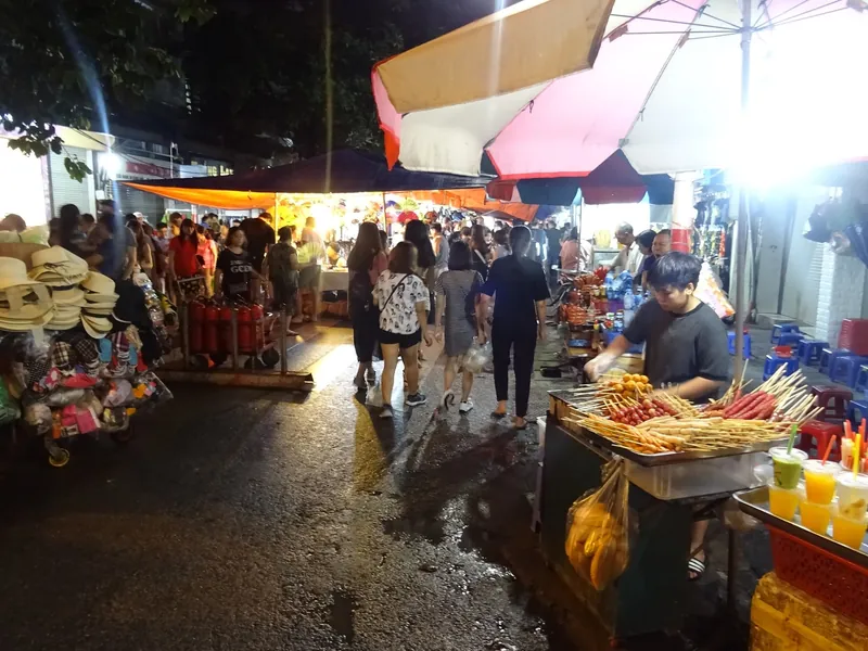 Garküche mit Spießen und Getränken auf dem Wochenend-Nachtmarkt in der Altstadt von Hanoi