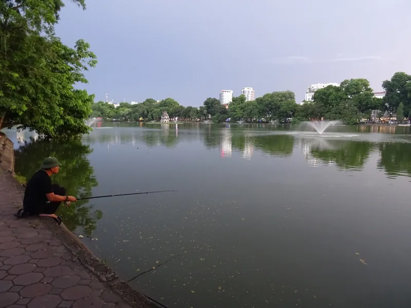 Angler am Hoan-Kiem-See im Zentrum von Hanoi