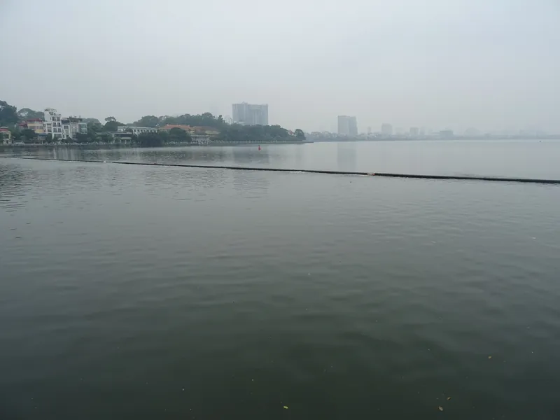 Westsee (Ho Tay) mit der dunstigen Hochhauskulisse von Hanoi