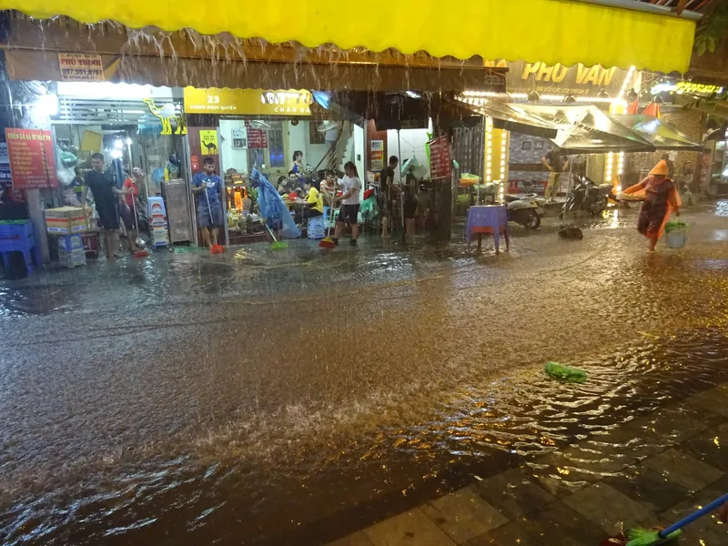 Überflutete Luong-Ngoc-Quyen-Straße in der Altstadt von Hanoi während eines Starkregens (Regenzeit Mai bis Oktober)