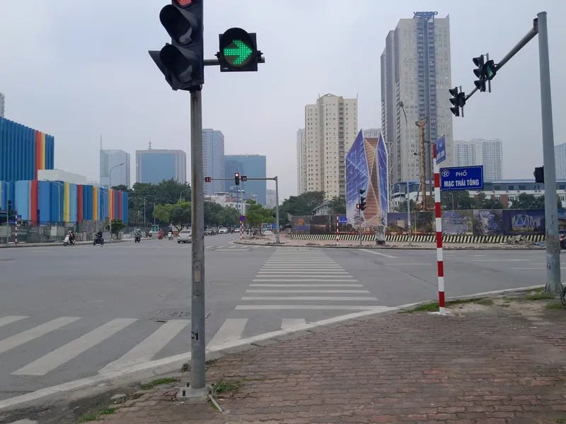 Luftverschmutzung über der Kreuzung Mac Thai Tong / Nguyen Chanh in Hanoi zur Mittagszeit (winterliche Smogsaison)