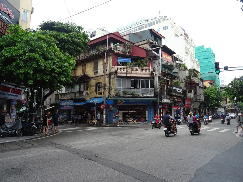 Altbau an der Kreuzung Hang Bong, Hang Trong, Hang Gai und Hang Hom in der Altstadt von Hanoi
