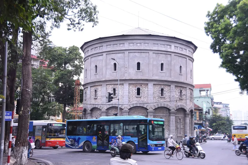 Linienbusse, Fahrräder und Motorroller am Wasserturm Hang Dau in Hanoi