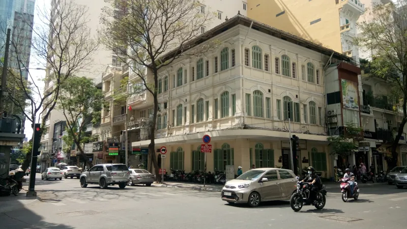 Französisches Kolonialgebäude an der Dong-Khoi-Straße in Distrikt 1 von Ho-Chi-Minh-Stadt