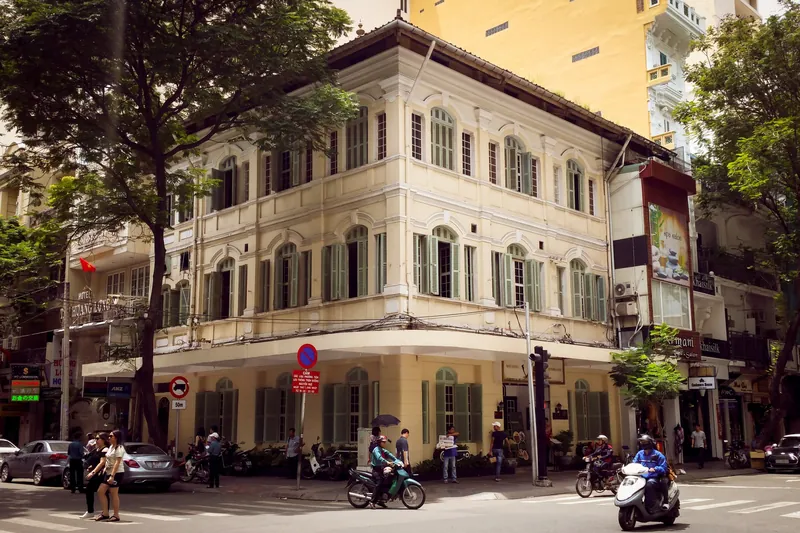 Eckhaus aus der französischen Kolonialzeit mit Fensterläden in Distrikt 1 von Ho-Chi-Minh-Stadt