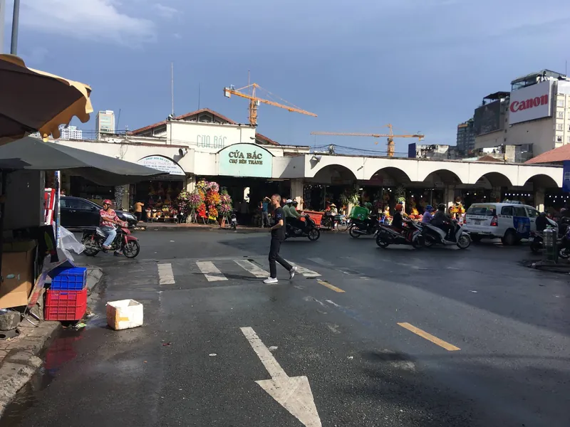Nordeingang des Ben-Thanh-Markts in Distrikt 1 von Ho-Chi-Minh-Stadt mit Baukränen im Hintergrund