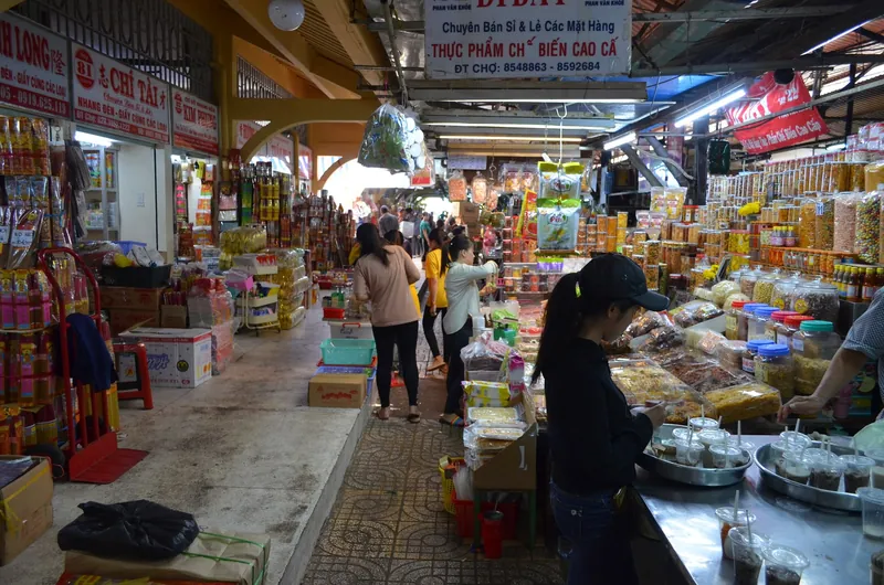 Stände mit Trockenwaren und Getränken im Binh-Tay-Markt in Cho Lon, Ho-Chi-Minh-Stadt