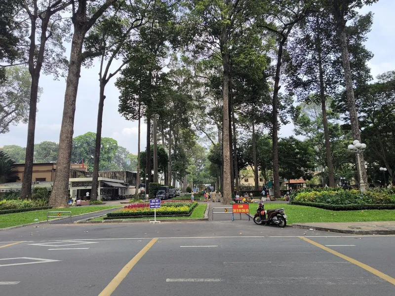Alter Baumbestand im Tao-Dan-Park in Distrikt 1 von Ho-Chi-Minh-Stadt