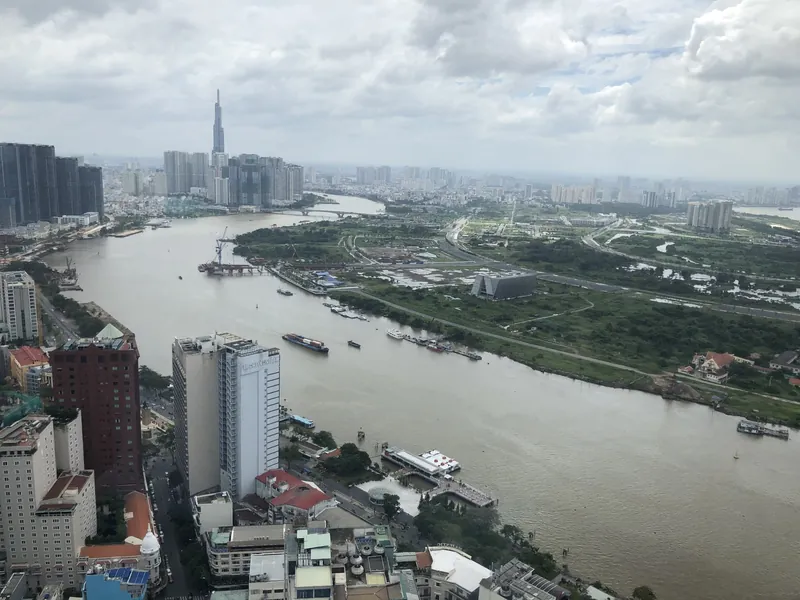 Saigon-Fluss zwischen Distrikt 1 und dem Neubaugebiet Thu Thiem in Ho-Chi-Minh-Stadt