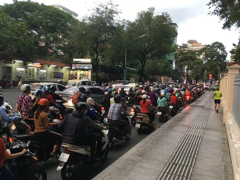 Dichter Motorradverkehr im abendlichen Berufsverkehr auf der Nguyen Thi Minh Khai in Ho-Chi-Minh-Stadt (werktäglicher Stau)