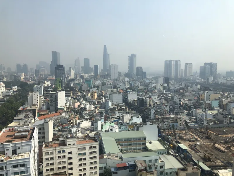 Dunstschleier über der dicht bebauten Innenstadt von Ho-Chi-Minh-Stadt (Trockenzeit)