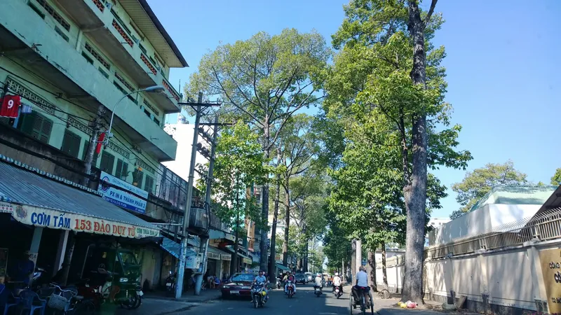 Cyclo-Fahrer und Motorroller auf der Dao-Duy-Tu-Straße in Distrikt 10 von Ho-Chi-Minh-Stadt