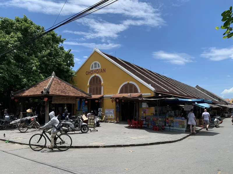 Markthalle Cho Hoi An am Rand der Altstadt mit Verkaufsständen und Fahrradverkehr