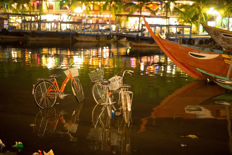 Überflutete Uferpromenade am Thu-Bon-Fluss in Hoi An bei Hochwasser (die Altstadt steht jedes Jahr von Oktober bis November unter Wasser)