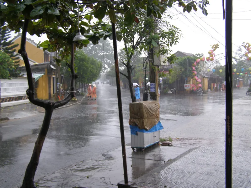 Straßenkreuzung in Hoi An während eines Wolkenbruchs in der Regenzeit
