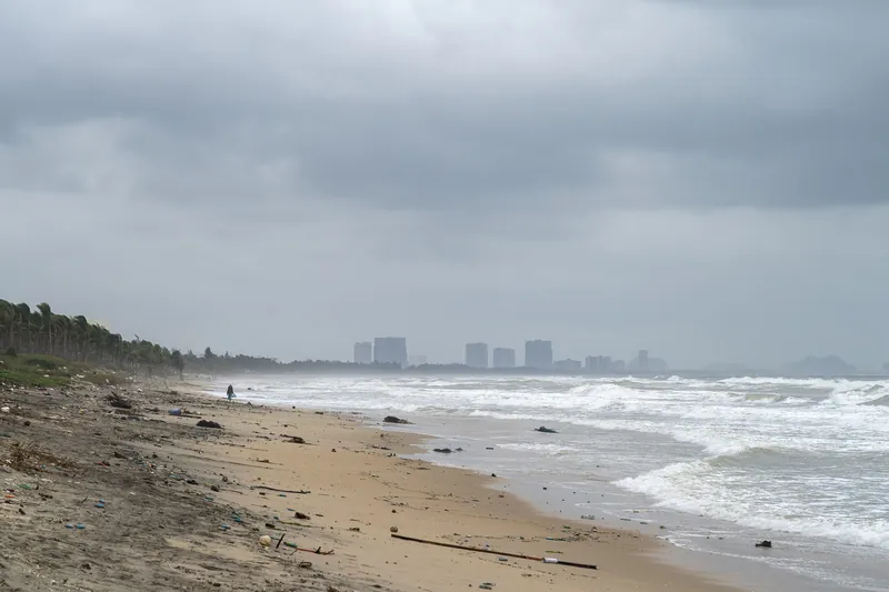 An-Bang-Strand bei Hoi An mit hoher Brandung und angeschwemmtem Treibgut in der Regenzeit