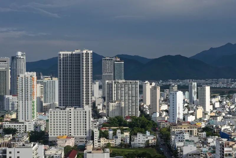 Hochhäuser im Zentrum von Nha Trang vor den Bergen des Hinterlands