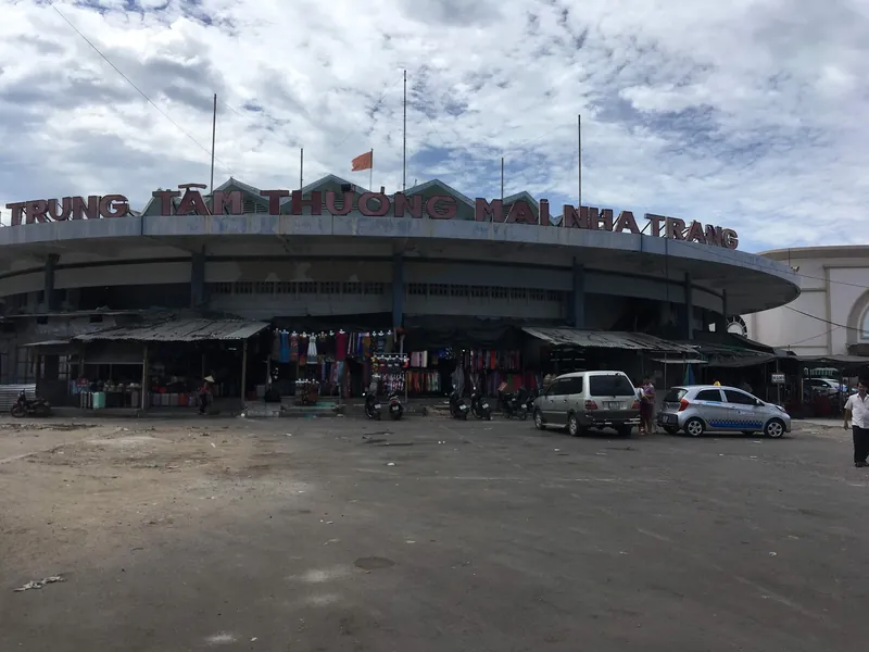 Rundbau des Dam-Markts (Cho Dam) in Nha Trang mit Ständen unter Vordächern