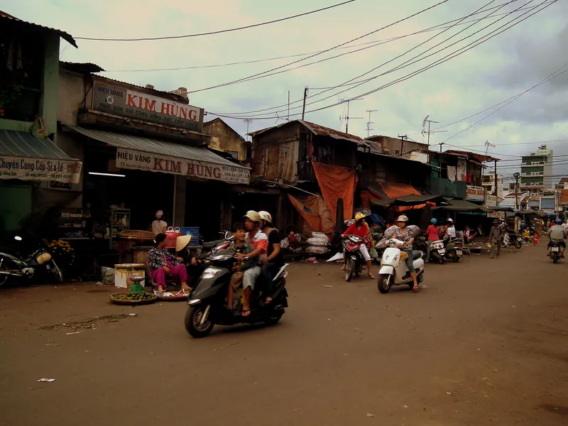 Straße mit Goldläden und Straßenhändlerinnen im Marktviertel um den Dam-Markt in Nha Trang