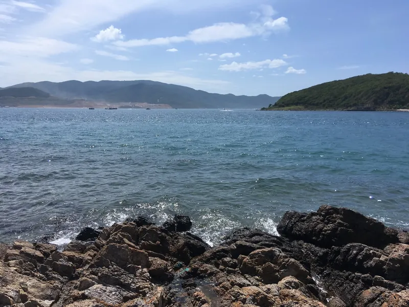 Felsküste und Bucht von Nha Trang, gesehen von der Insel Hon Mieu