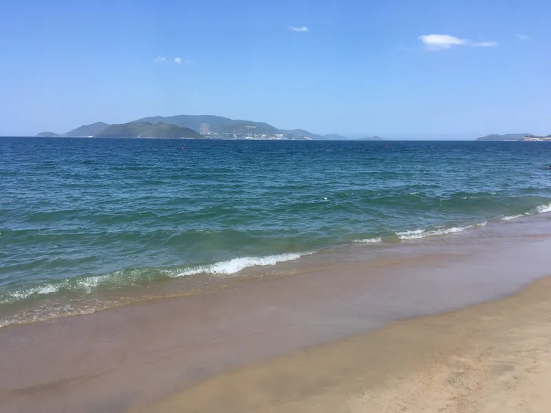Stadtstrand von Nha Trang mit Blick auf die Insel Hon Tre