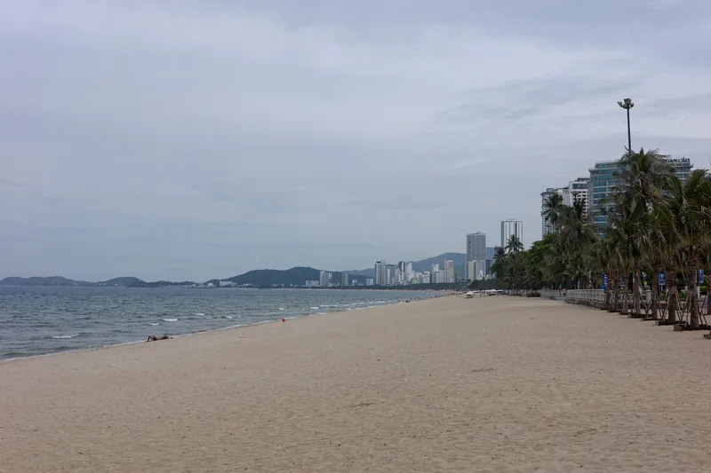 Sandstrand von Nha Trang mit der Hotelzeile entlang der Tran-Phu-Straße
