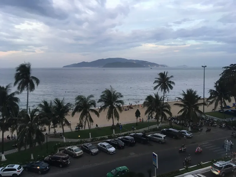 Blick vom Nha Trang Center auf die Uferstraße Tran Phu, den Stadtstrand und die Insel Hon Tre