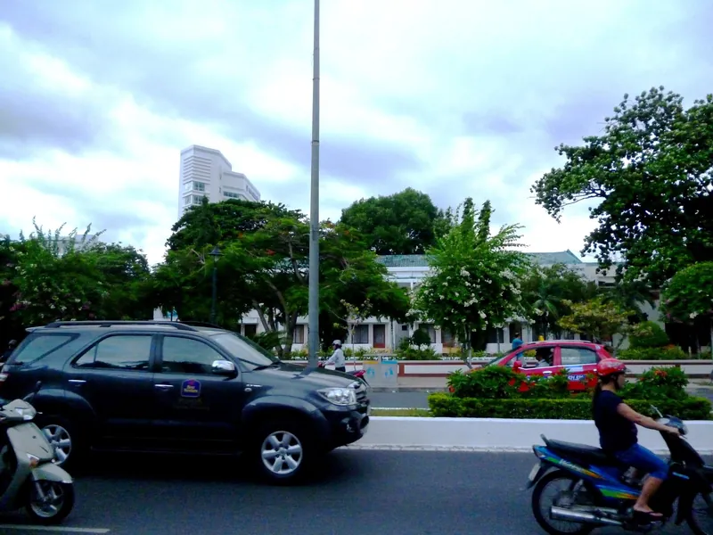 Autos und Motorroller auf der Uferstraße Tran Phu im Zentrum von Nha Trang